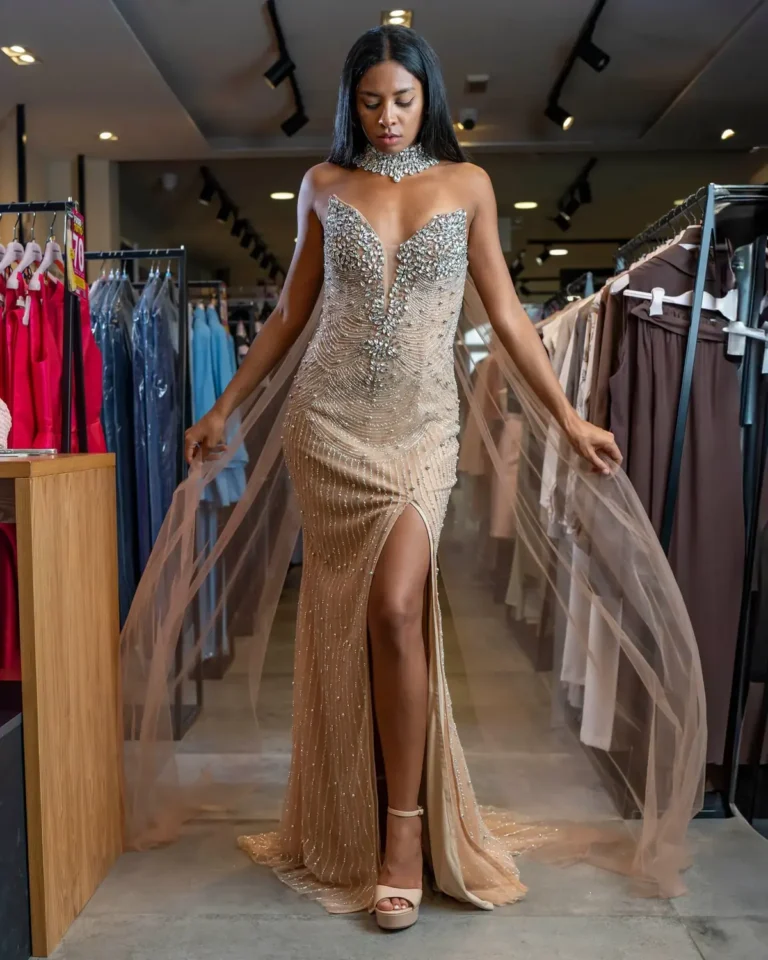 Abito da sera nude con cristalli e mantella in tulle