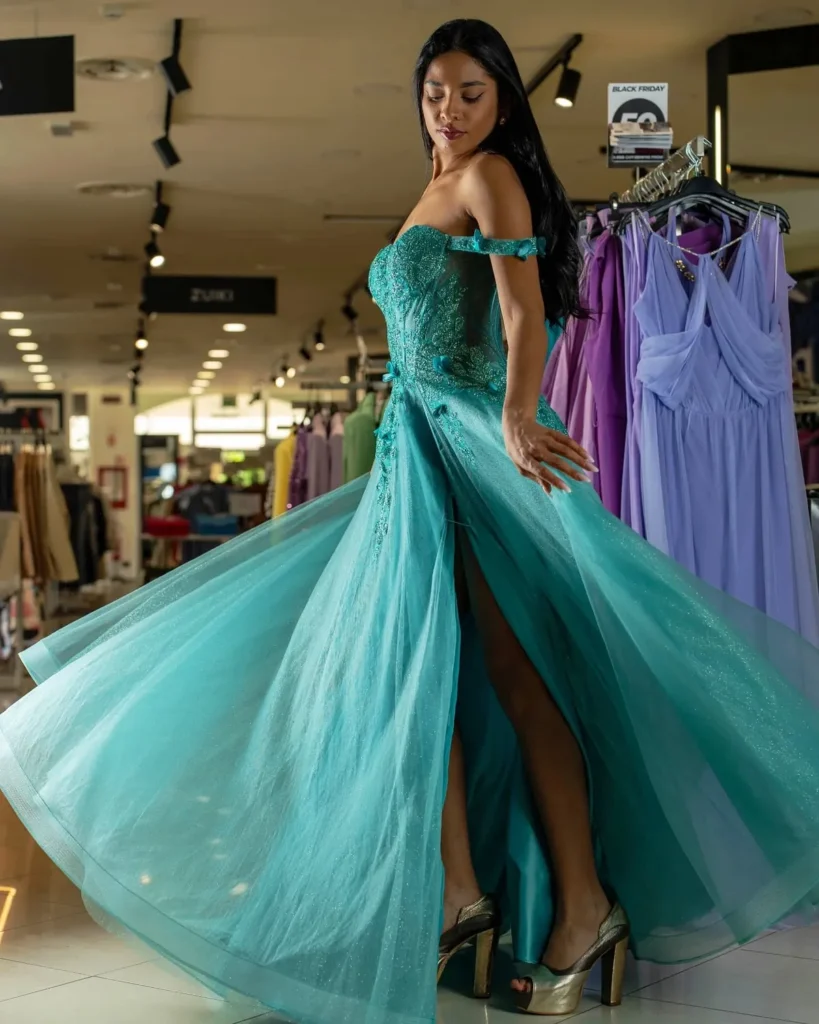 Abito Prom in tulle acquamarina nel negozio Piero Lepro Store, Barcellona Pozzo di Gotto