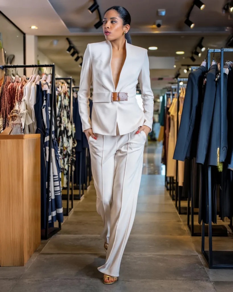 Completo bianco con cintura tra gli scaffali di Piero Lepro Store, Barcellona Pozzo di Gotto