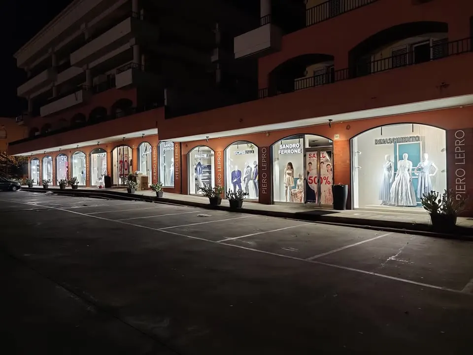 Le vetrine illuminate di Piero Lepro Store di sera