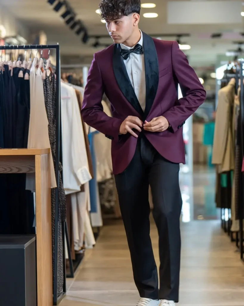 Smoking uomo bordeaux con revers in velluto e papillon